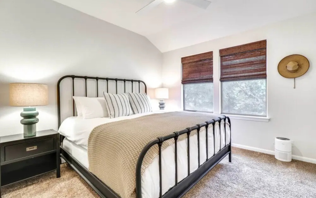 Shaded Getaway w/ BBQ & Fire Pit in Austin!