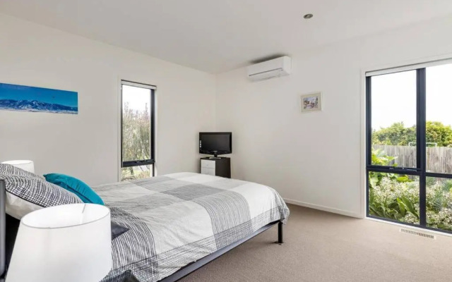 Sea Haven: coastal views, family retreat