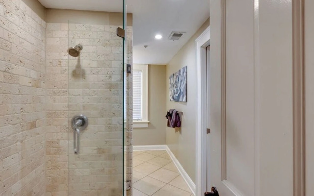 4 BR Beauty blocks from the River