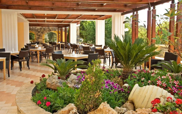 Crithoni's Paradise Hotel