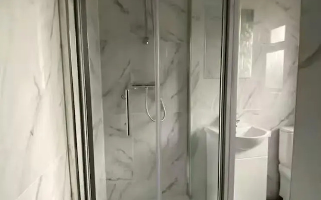 2 bed Sunny London Apartment - Sleeps 4 & Parking