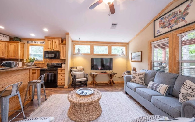 Fish Tales Stunning Cabin Includes Wifi, Hot Tub, and BBQ by Redawning