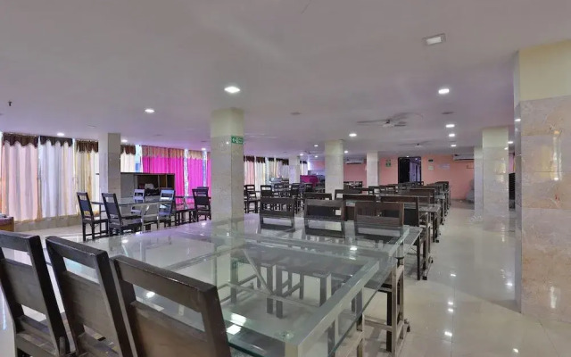 OYO 24833 Hotel Silver