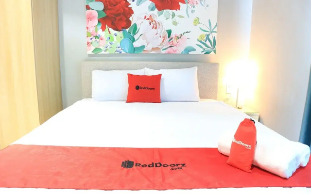 RedDoorz Plus  Le Van Sy Street 2