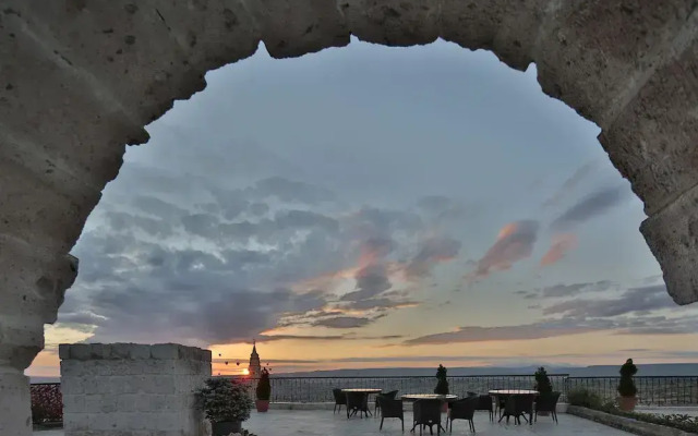 Romance Cave Suites