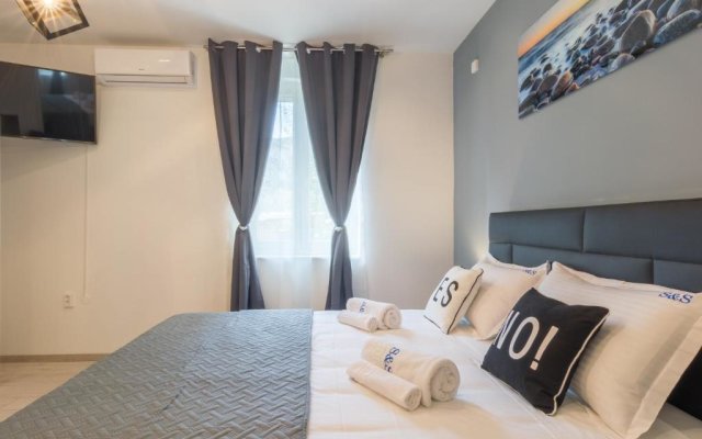 Rooms Sea & Sun with private parking - AE1111