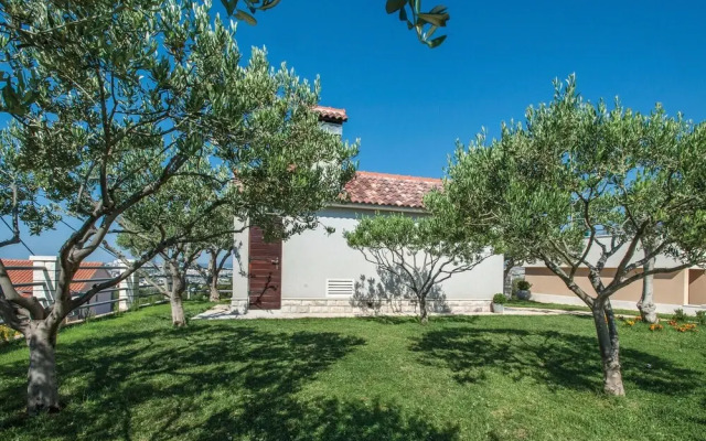 Amazing Home in Mravince With Sauna, Wifi and 9 Bedrooms