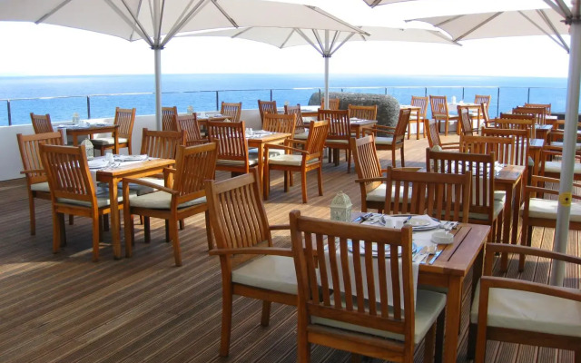Madeira Regency Cliff