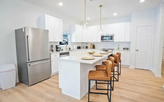 Urban Delight 4br/3ba Near City Center