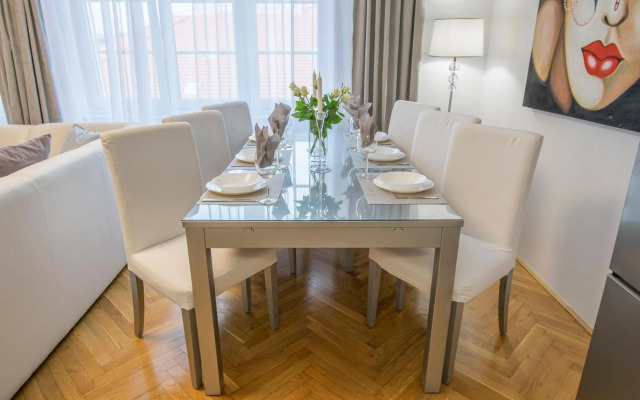 Panoramic Apt. near Chain Bridge