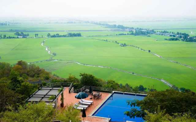 Victoria Nui Sam Lodge