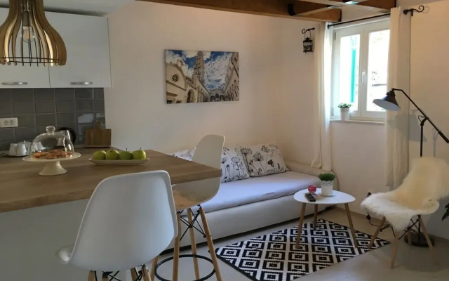 Central Split Rooms and apartment Paese