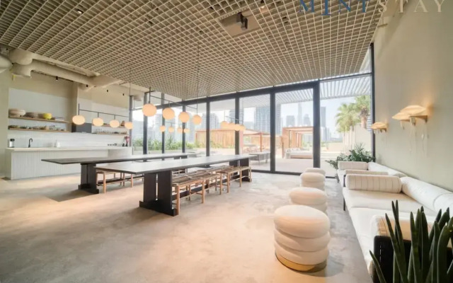 Modern 1BR w Balcony in Business Bay