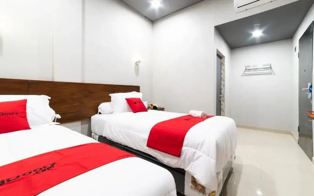 RedDoorz Plus @ Jalan Adam Malik Medan