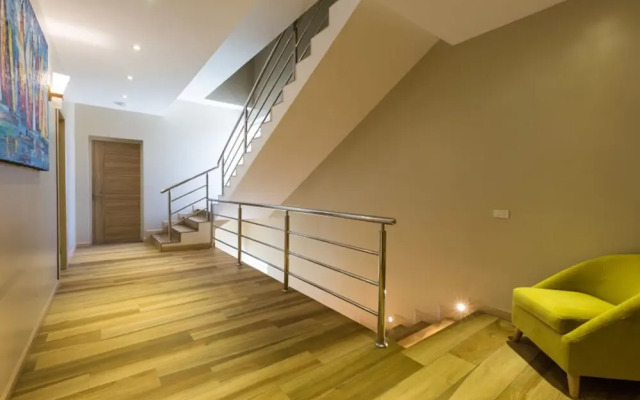 5 Bedrooms Villa Bacardi