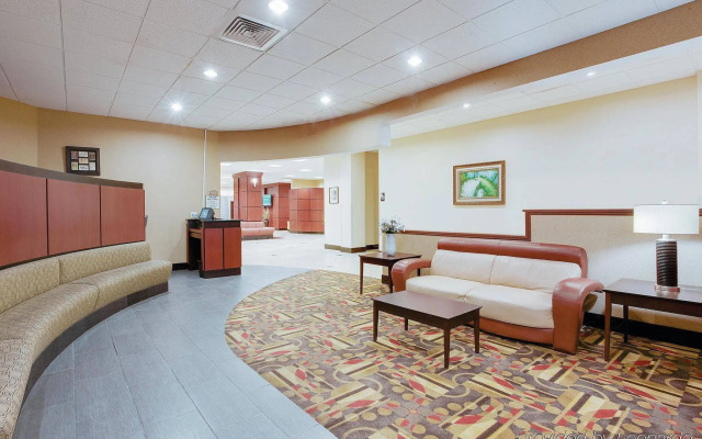 La Quinta Inn & Suites Pittsburgh North - McKnight
