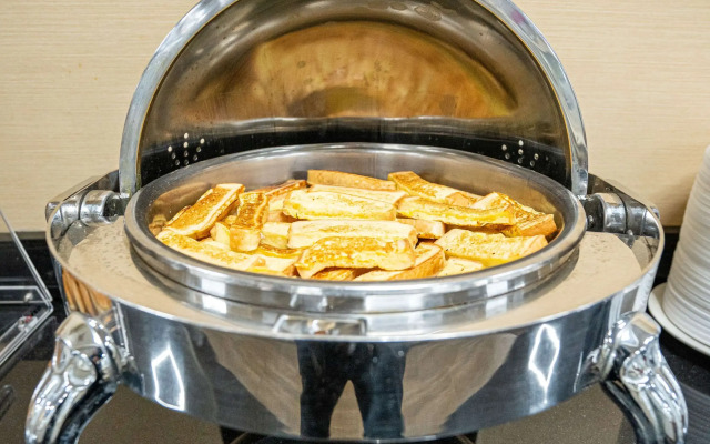 Clarion Hotel Detroit Metro Airport