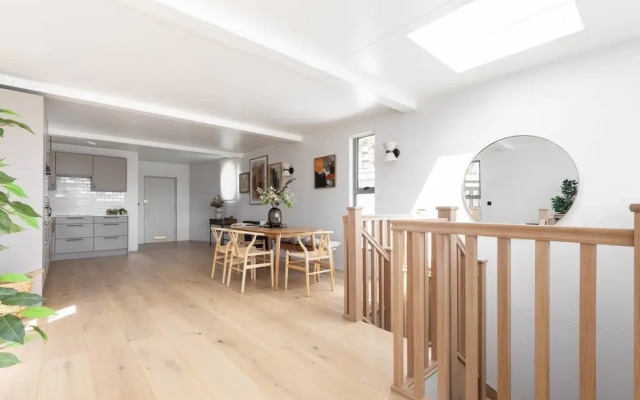 Cheyne Walk Houseboat by Onefinestay