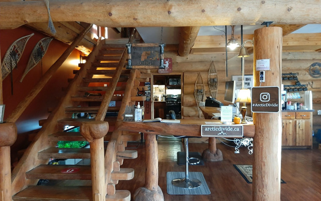 Arctic Divide Inn & Motel