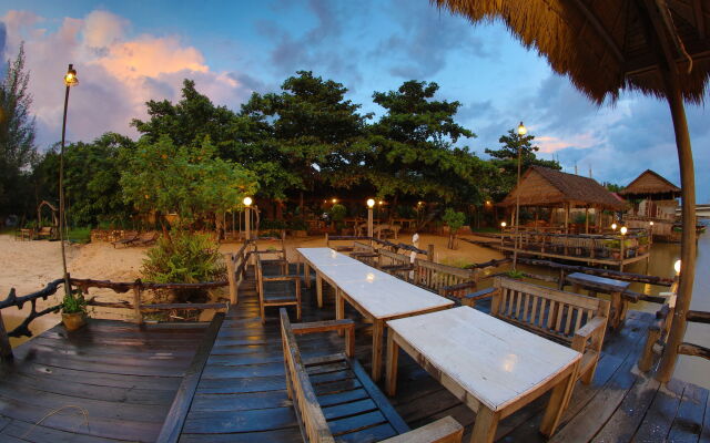 Natural Bungalows Restaurant and Bar