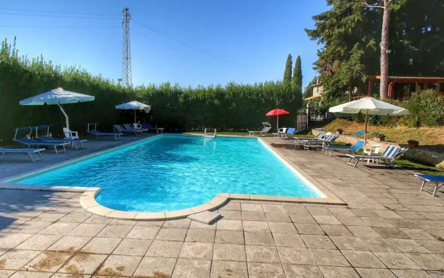 Stunning Farmhouse with Swimming Pool & Hot Tub in Umbria