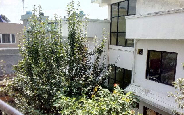 OYO 135 Lost Garden Apartment and Guest House