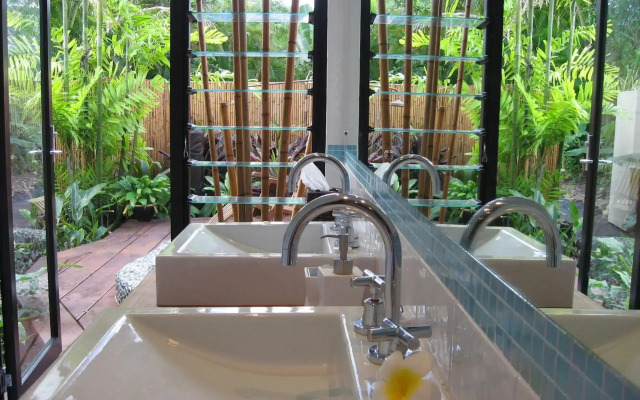 Heliconia Hideaway