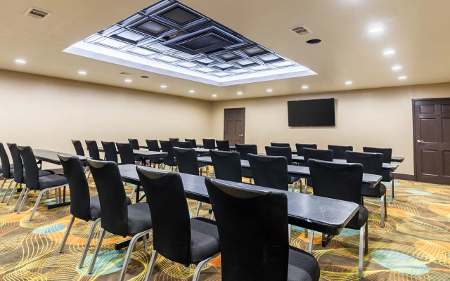 Clarion Inn & Suites Russellville I-40