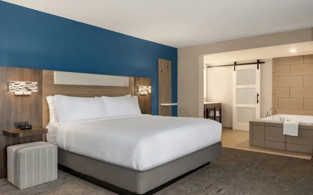 Holiday Inn Express & Suites Evansville Downtown