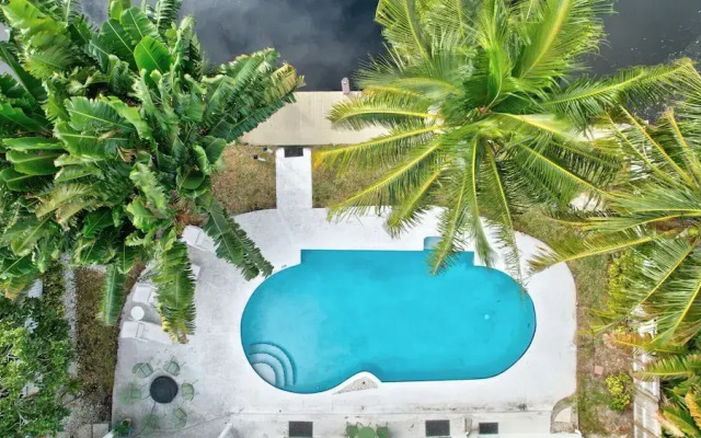 Poolside Paradise Dock & Pool!