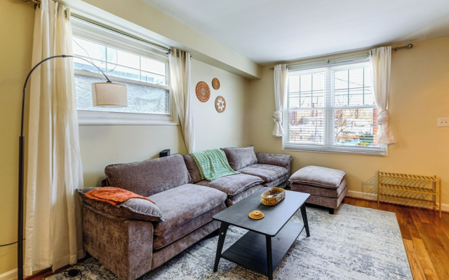 6 Mi to Smithsonian Museums! Convenient Townhome