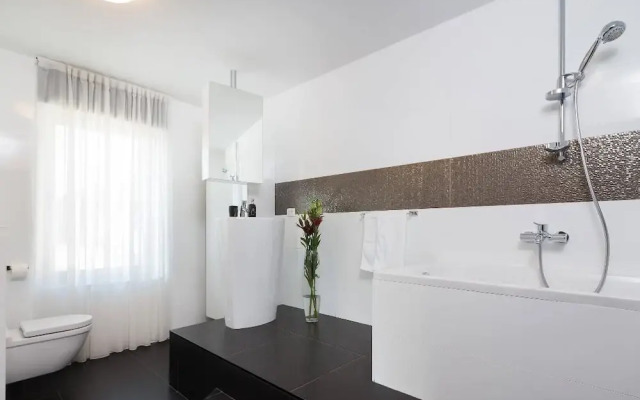 Villa Gloss