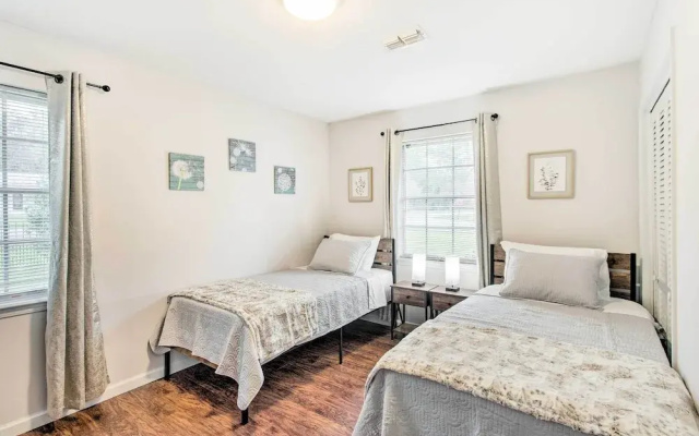 Bright Hinesville Home, 43 Mi to Savannah!