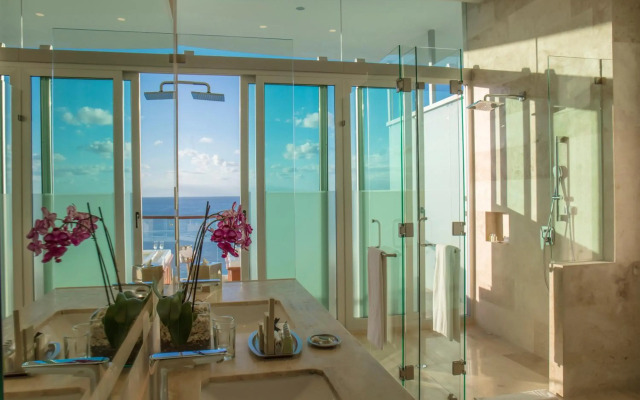 Krystal Grand Cancun