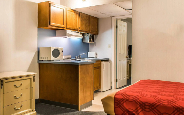 Econo Lodge Inn & Suites White Haven