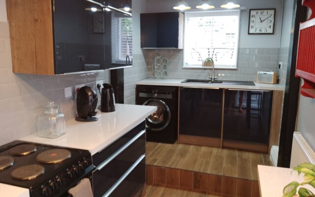 Captivating 2-bed House in Nuneaton