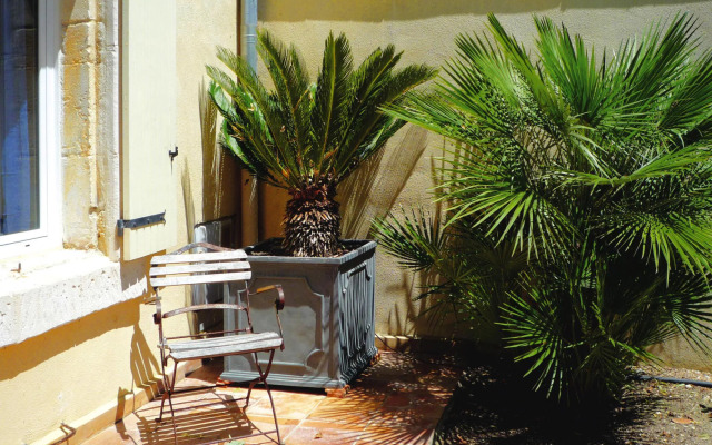 Cozy Noves Home With Pool Access