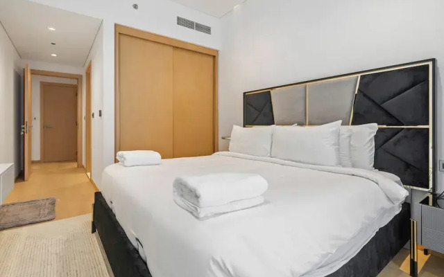 Elegant Apartment Amidst Vibrant Area with Balcony