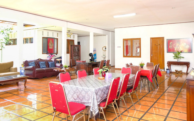 OYO 353 Loesje Guest House Syariah