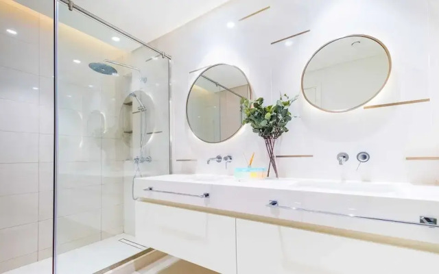 LUX  The Luxury Sunspot Beach Suite
