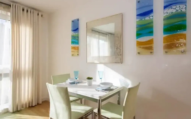 Sunny Modern Nr Beach Village w Parking