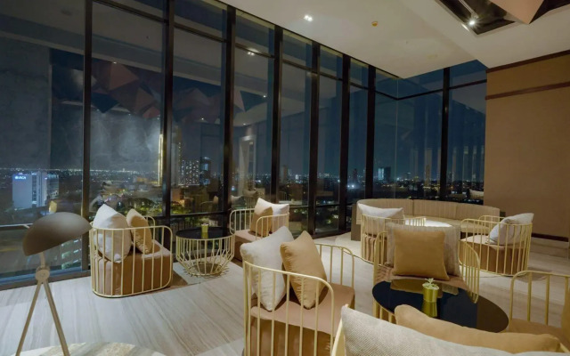 Whiz Luxe Hotel Spazio Surabaya
