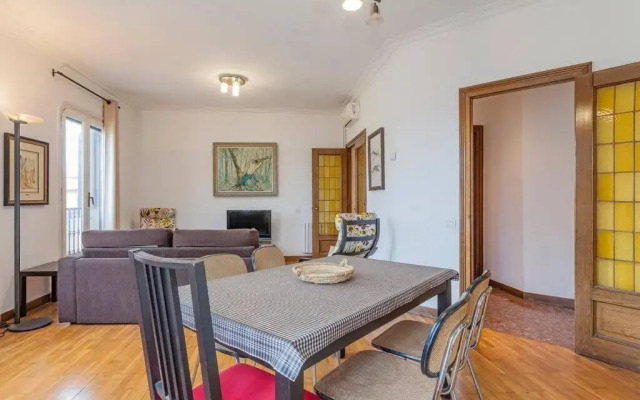 Big apartment for 9 in the heart of Eixample