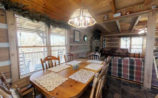 Dogwood Acre 3 Bedroom Cabin by RedAwning