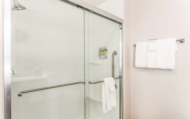 Holiday Inn Express & Suites Springfield North by IHG