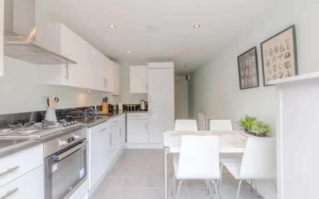 Stylish 1 Bedroom Apartment in Nine Elms With Garden