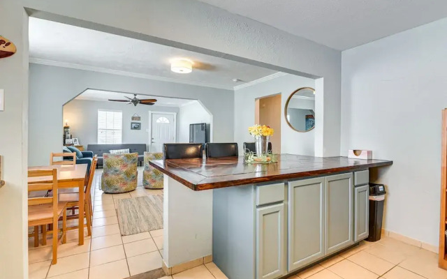 Convenient Galveston Home < 1 Mi to Beach!