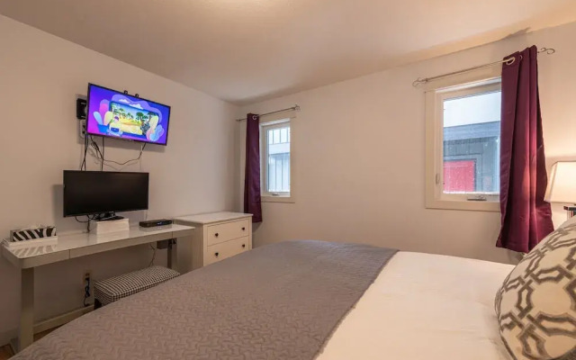 P1 - Private Hot Tub - 3 Bedroom Home - Mountain View