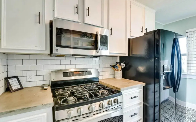Block to Ocean: 'beachside Bungalow' in Galveston!