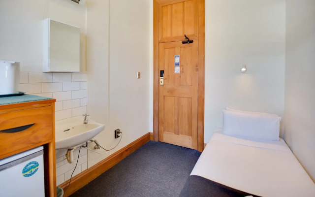 The Cambridge Hotel & Backpackers